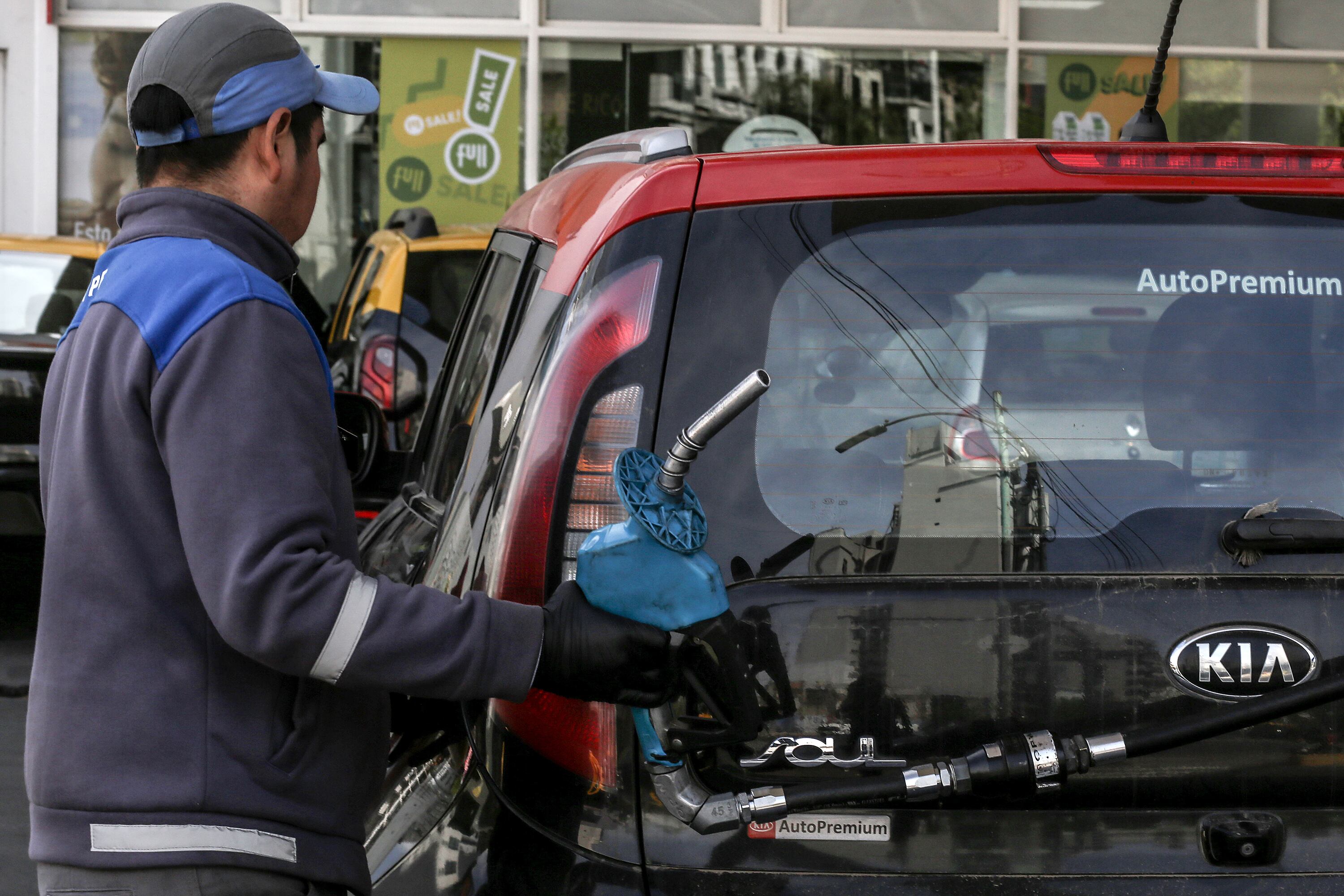 Estaciones de servicio dicen que en abril habrá una nueva suba en surtidores.