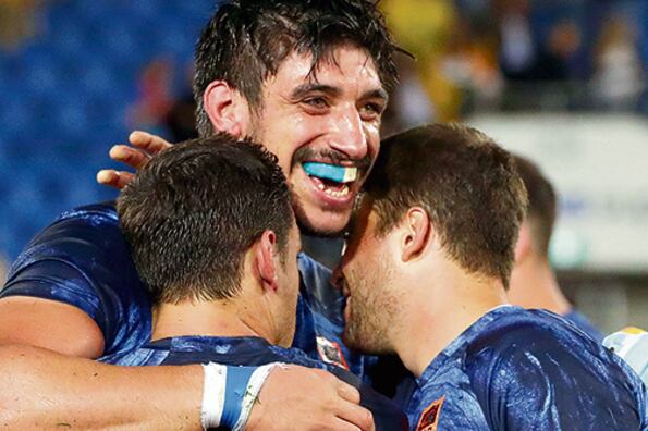 Tomás Lavanini festeja con sus compañeros el triunfo de Los Pumas en Gold Coast.