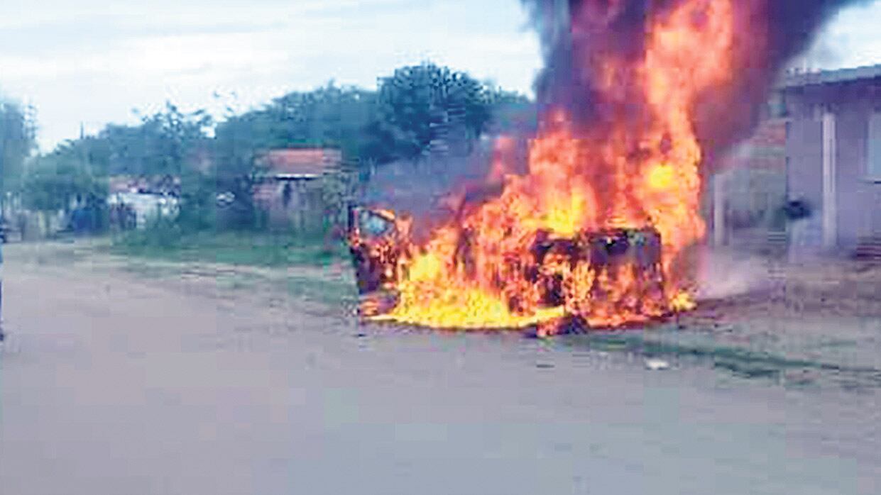 El patrullero incendiado durante los graves incidentes en Junín.