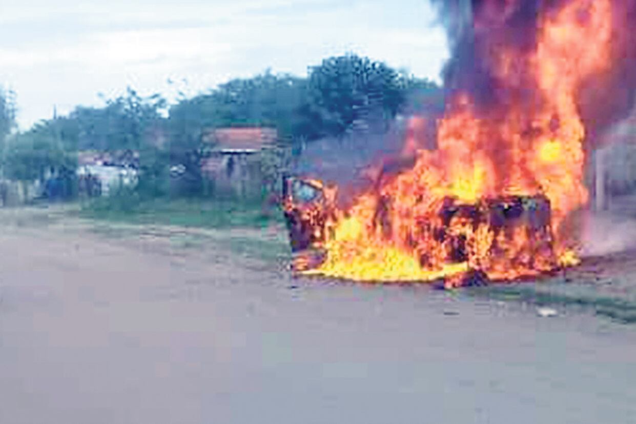 El patrullero incendiado durante los graves incidentes en Junín.