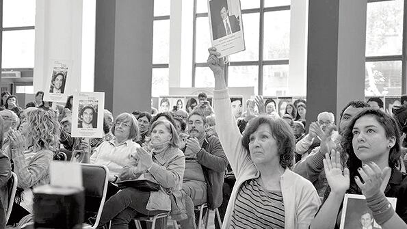 “Me siento aliviada a pesar de cuarenta años de espera”, dijo Diana Tello (en la foto, alzando un retrato de Castillo).