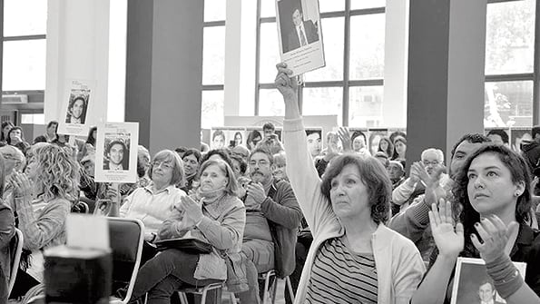 “Me siento aliviada a pesar de cuarenta años de espera”, dijo Diana Tello (en la foto, alzando un retrato de Castillo).