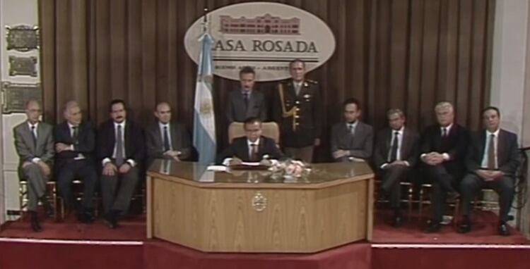 Menem con sus funcionarios, cuando anunció el contenido del decreto.