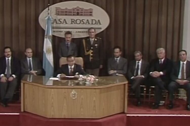 Menem con sus funcionarios, cuando anunció el contenido del decreto.