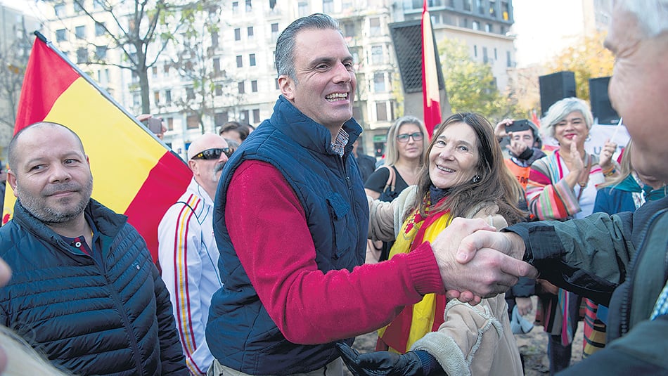 Javier Ortega Smith, secretario general de Vox, saluda a simpatizantes durante un acto político en Girona.