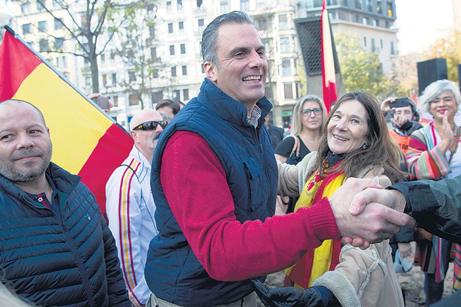 Javier Ortega Smith, secretario general de Vox, saluda a simpatizantes durante un acto político en Girona.