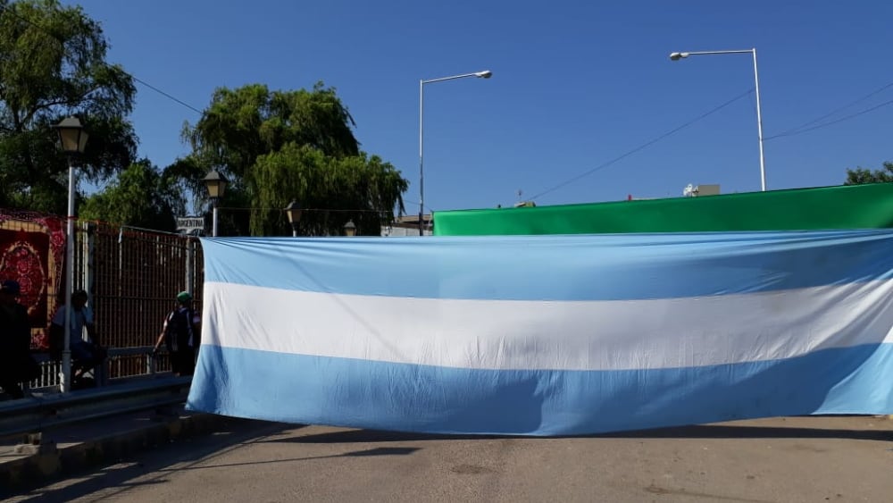 El corte es de los dos lados del límite fronterizo