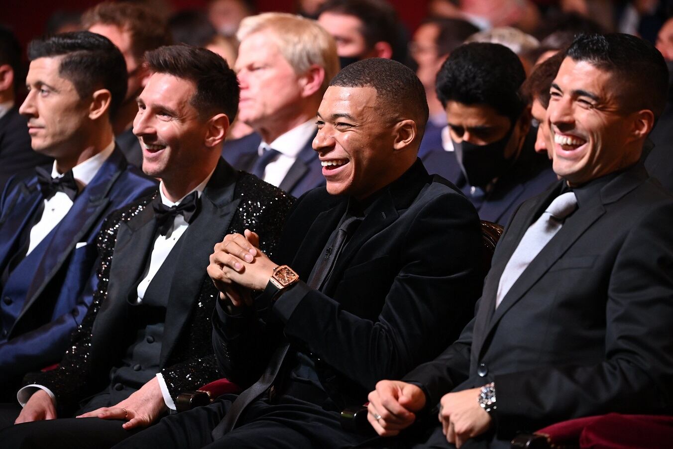 Risas entre Messi, Mbappé y Suárez. Lewandowski, a la izquierda. Detrás, el alemán Oliver Kahn y el quatarí dueño del PSG