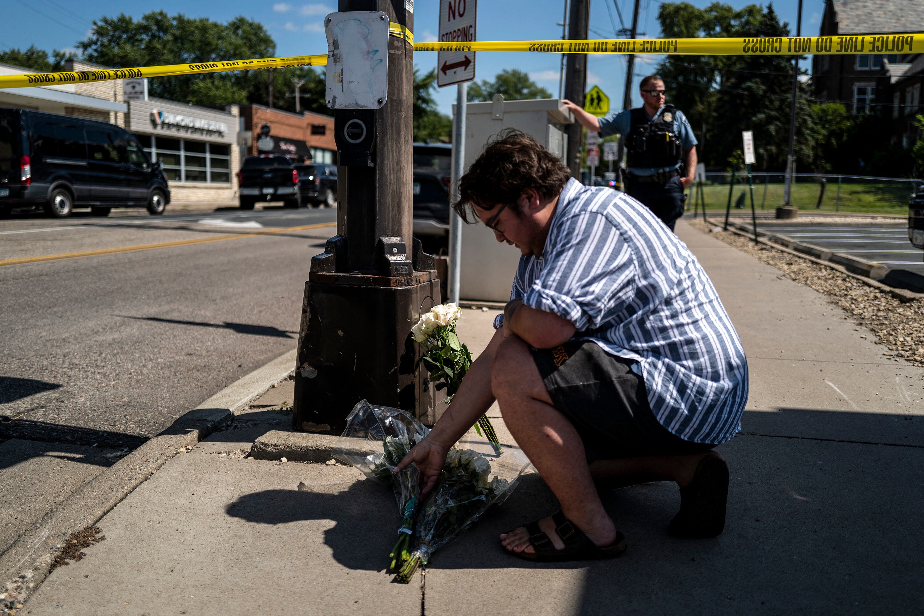 Un familiar de los niños muertos, frente a la iglesia.