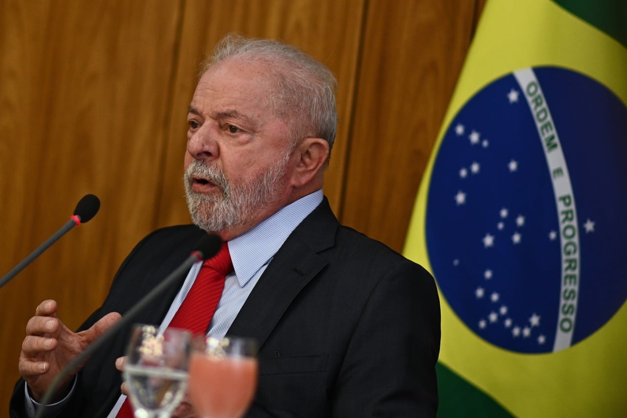 Lula hablacon periodistas este jueves en el Palacio del Planalto.