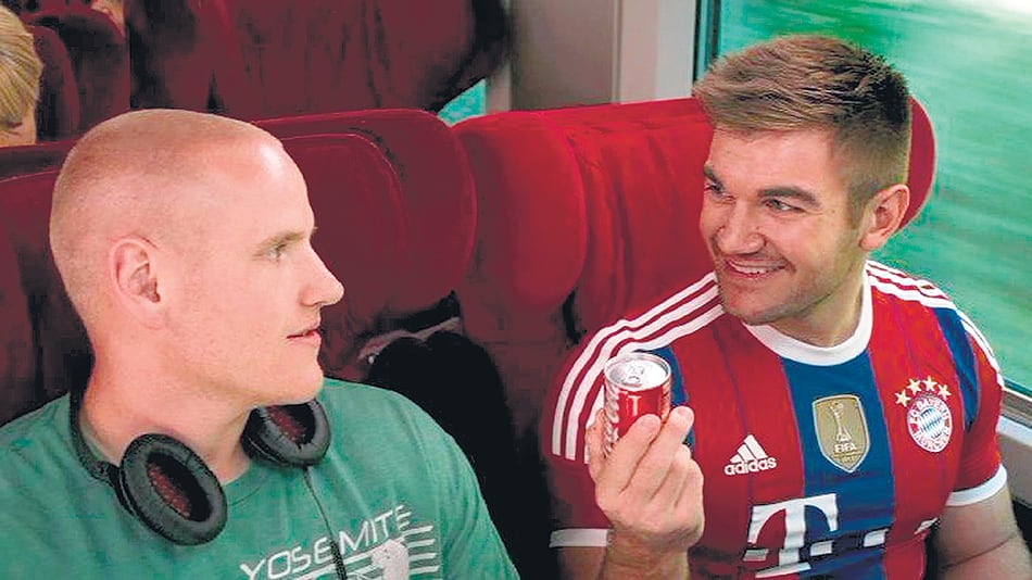 Spencer Stone y Alek Skarlatos, dos de los tres young americans, disfrutando de su bebida nacional.