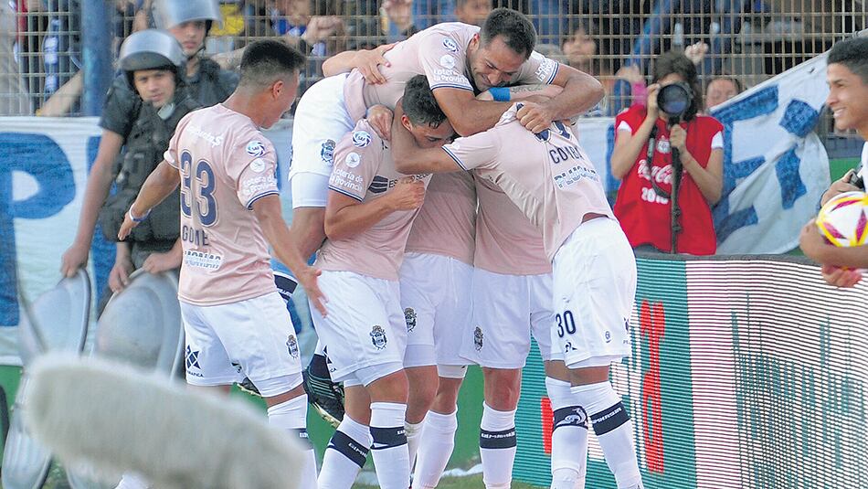 Los jugadores de Gimnasia se juntan para gritar el gol de Maximiliano Comba.
