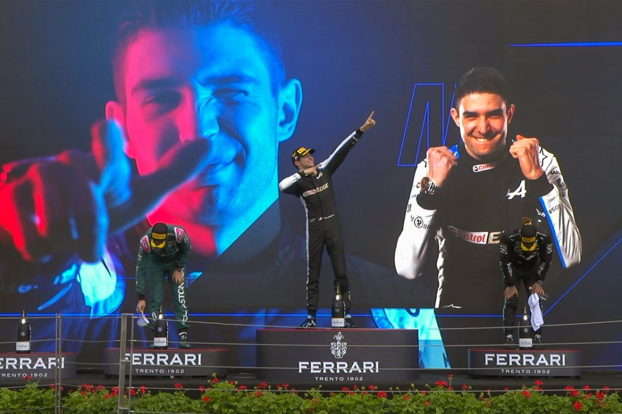 Ocon celebra con Vettel a su lado, que será descalificado después