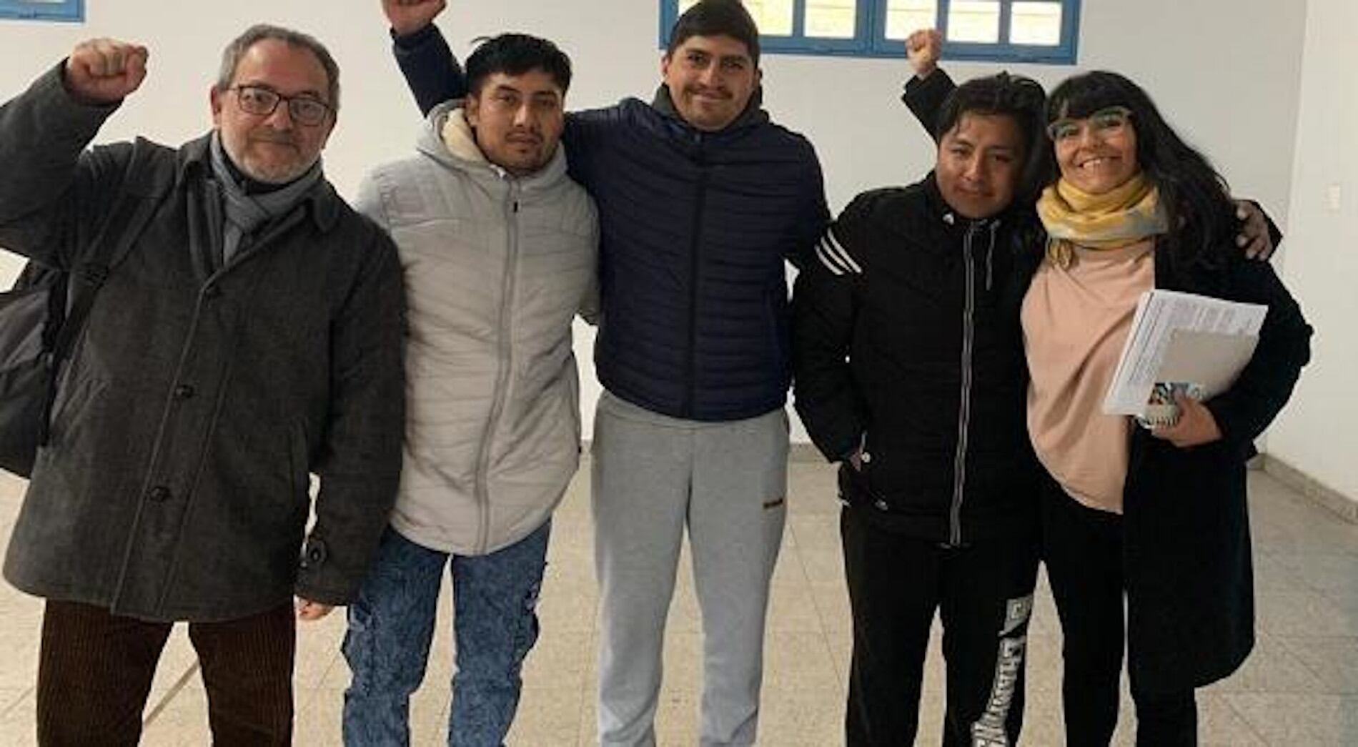 Zamboni (centro) junto Tapia y Laguna, y sus abogados, el jueves que los liberaron.