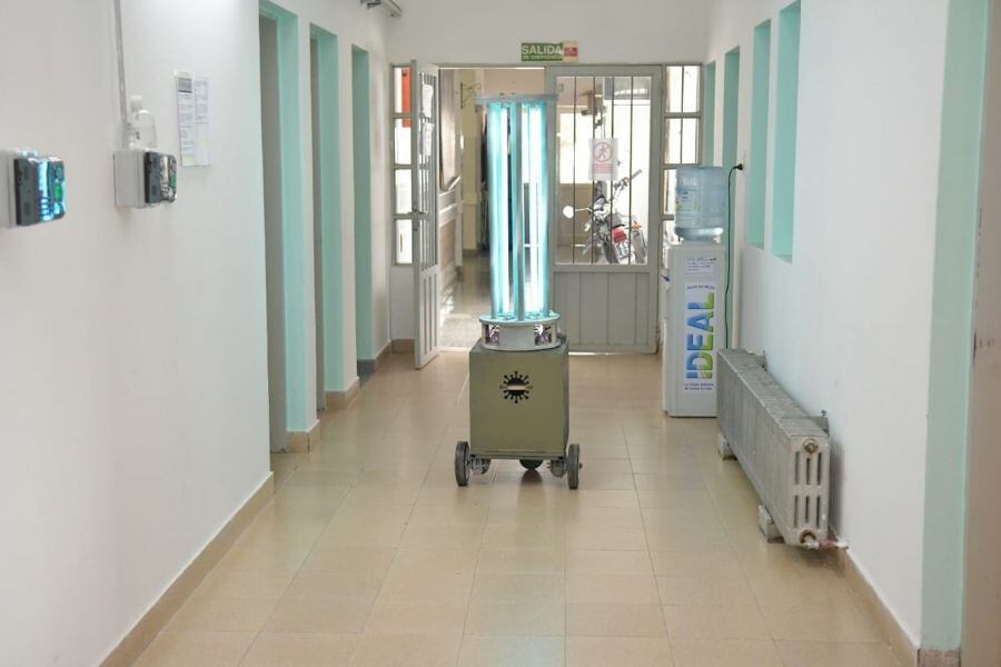 El robot sanitizador en funciones en el Hospital de Campo Quijano 
