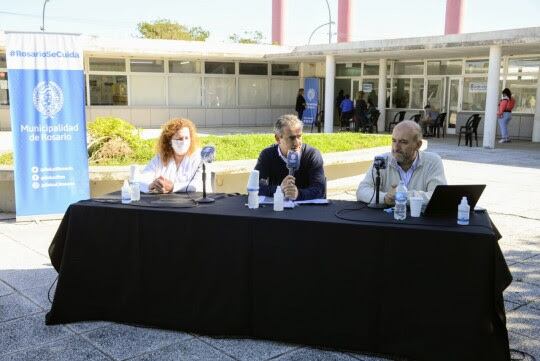 Desde unos de los centros locales de vacunación el intendente dio un informe de coyuntura.