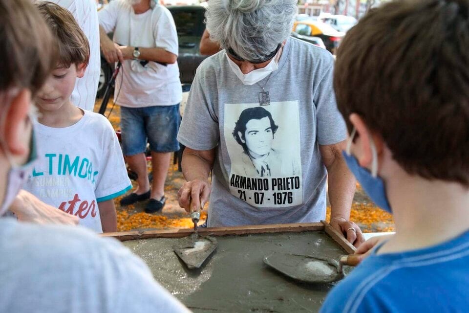 Preparación de las baldosas en memoria de tres hinchsa de Vélez desaparecidos.