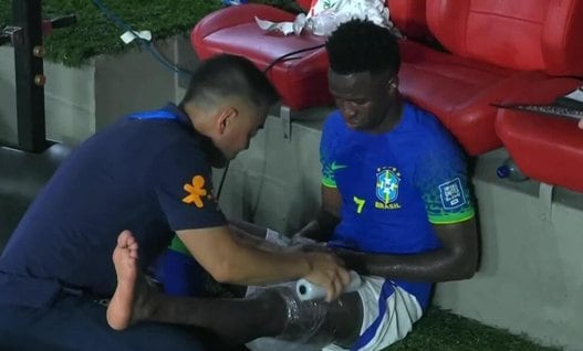 Vinícius Júnior es vendado tras ser reemplazado vs Colombia.