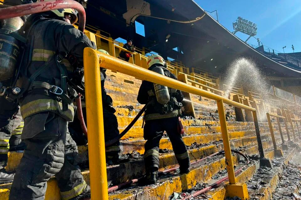 Los bomberos apagaron el incendio generado en los papeles que quedaron en la tribuna de la Bombonera, tras el Superclásico