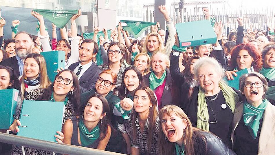 La entrega de las firmas de adhesión al proyecto de legalización.