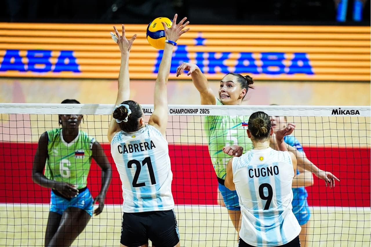 Bianca Cugno y Micaela Cabrera en el bloqueo, ante la eslovena Lorber Fijok.