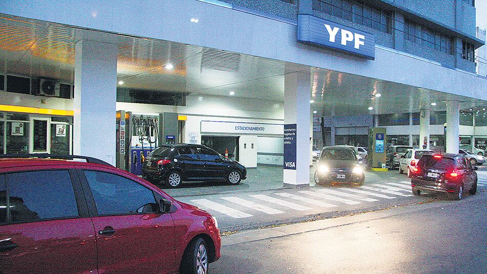 YPF fue la primera, pero se espera que en las próximas horas el resto de las petroleras sigan el mismo camino.