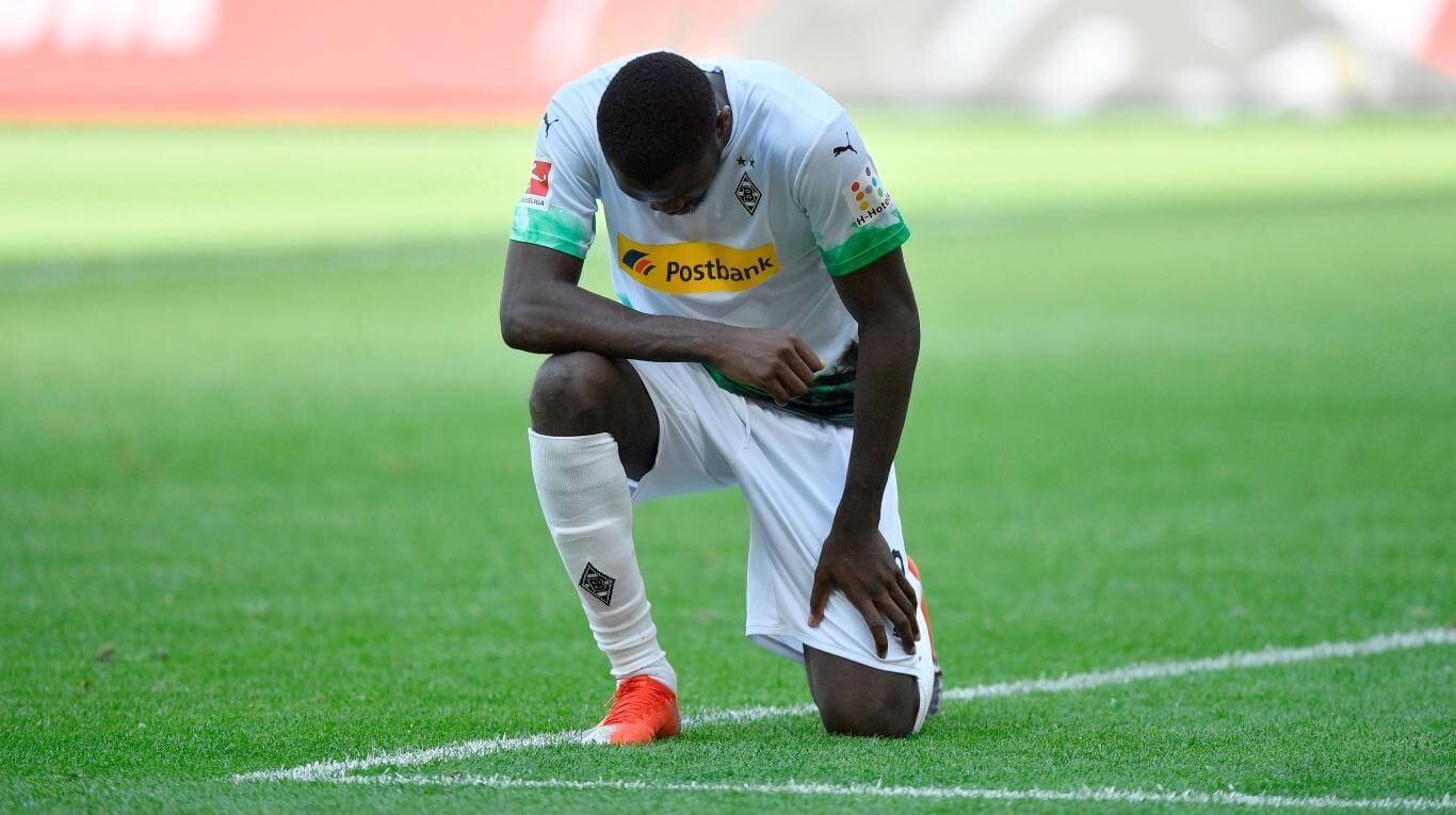 Marcus Thuram celebra uno de sus goles con el pedido de justicia, con la rodilla en tierra. 