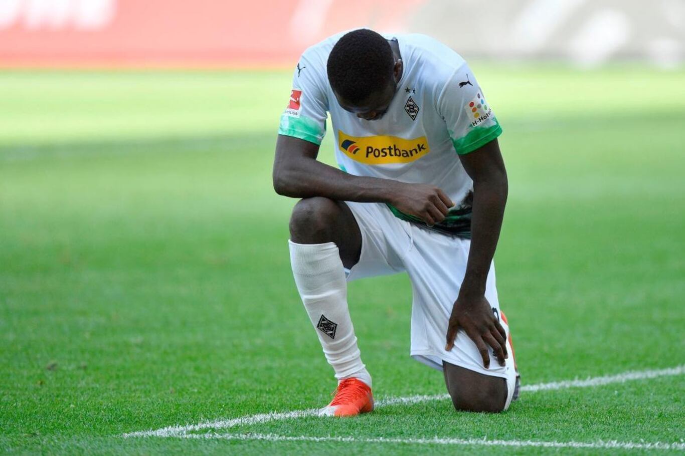 Marcus Thuram celebra uno de sus goles con el pedido de justicia, con la rodilla en tierra.
