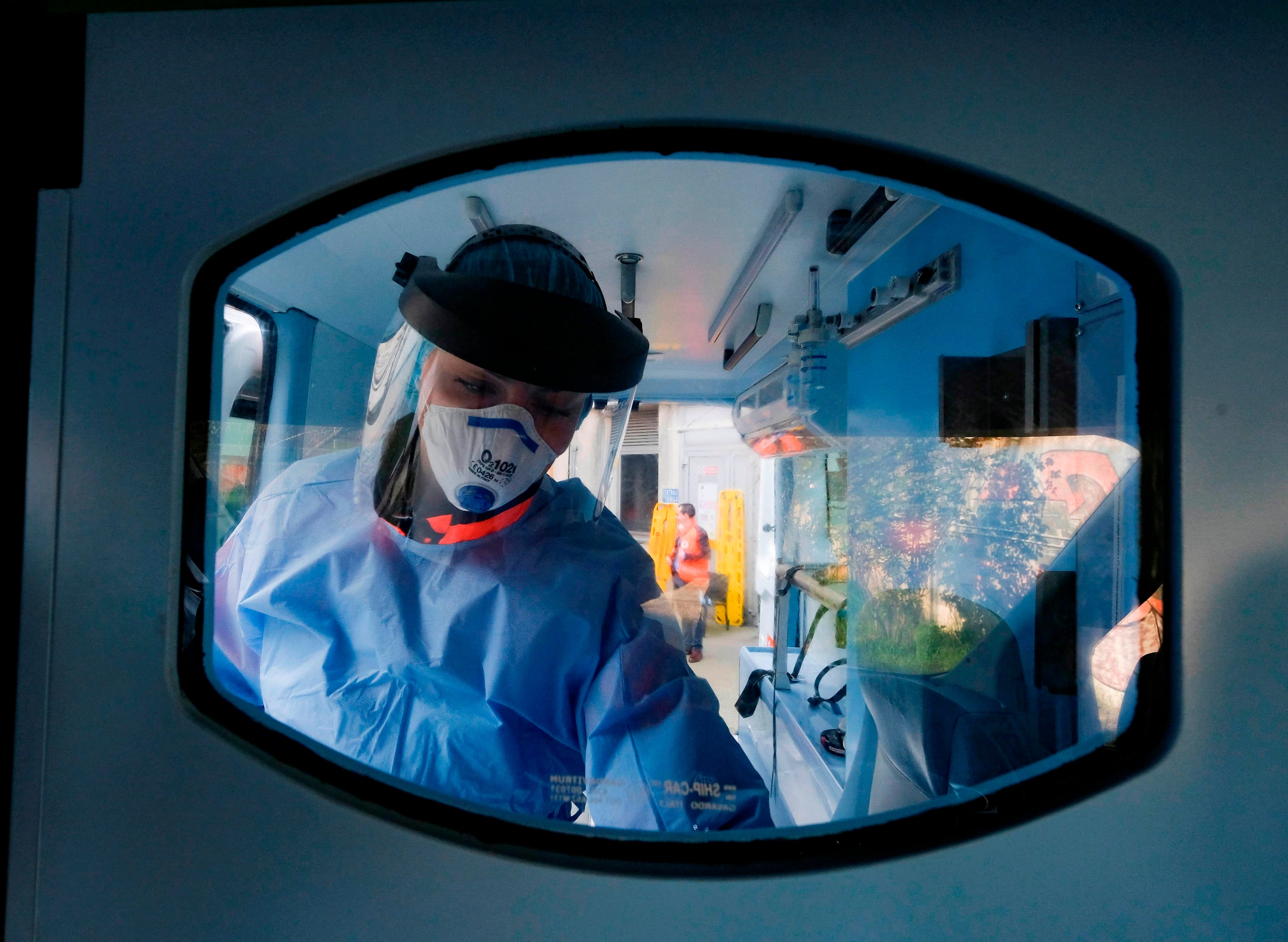 Un rescatista desinfecta una ambulancia en Milan, Italia