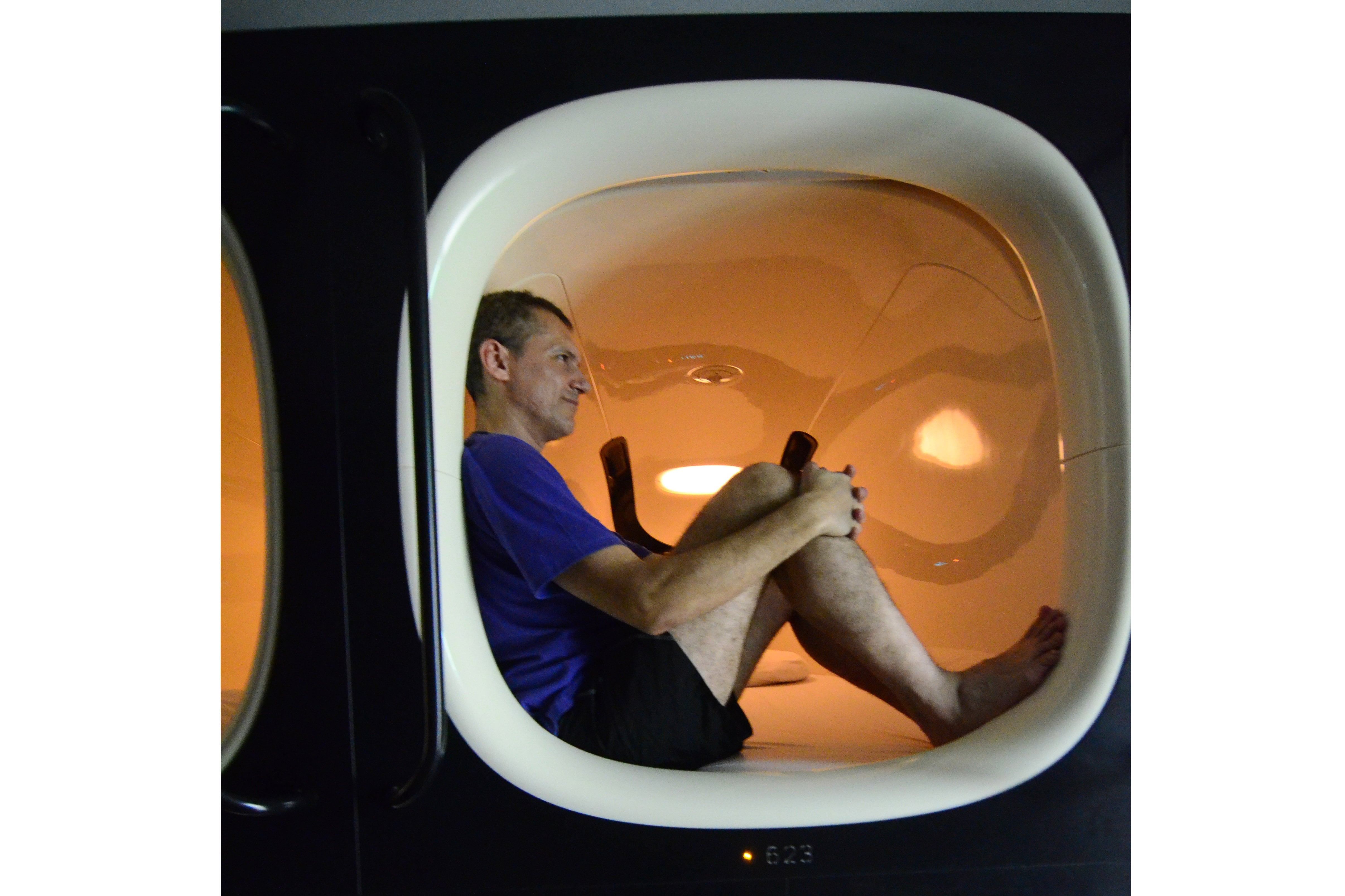 Varsavsky en un hotel robotizado similar al que se ve en el film de Herzog.