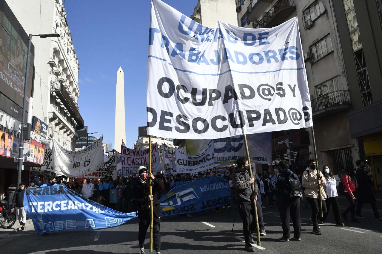 Tanto organizaciones sociales que apoyan al Gobierno como las alineadas con la oposición de izquierda salieron a plantear, con movilizaciones en el centro porteño, la necesidad de que el salario mínimo no quede por debajo de la línea de pobreza.