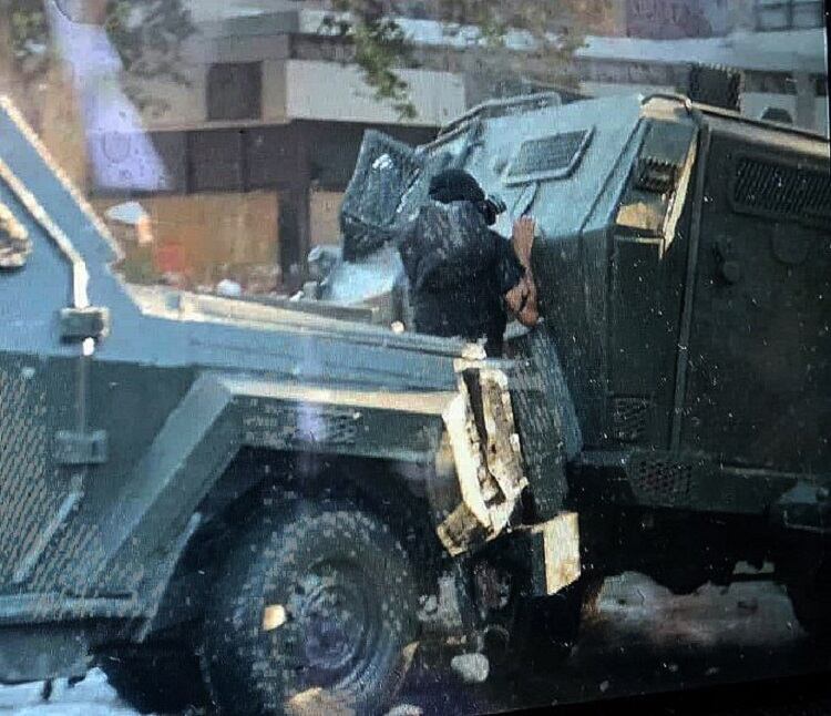 El preciso momento en que el hombre es atropellado por los dos vehículos policiales.