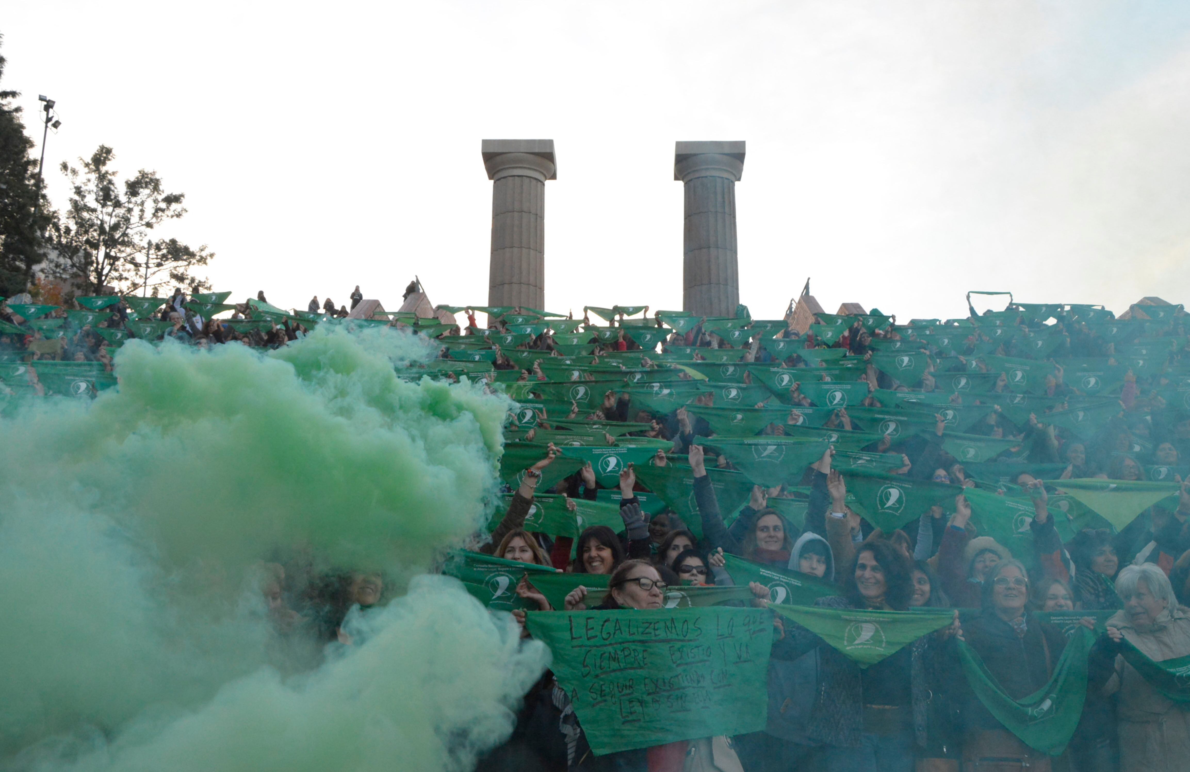Tomaron los triángulos de tela entre las manos levantadas y el humo verde.