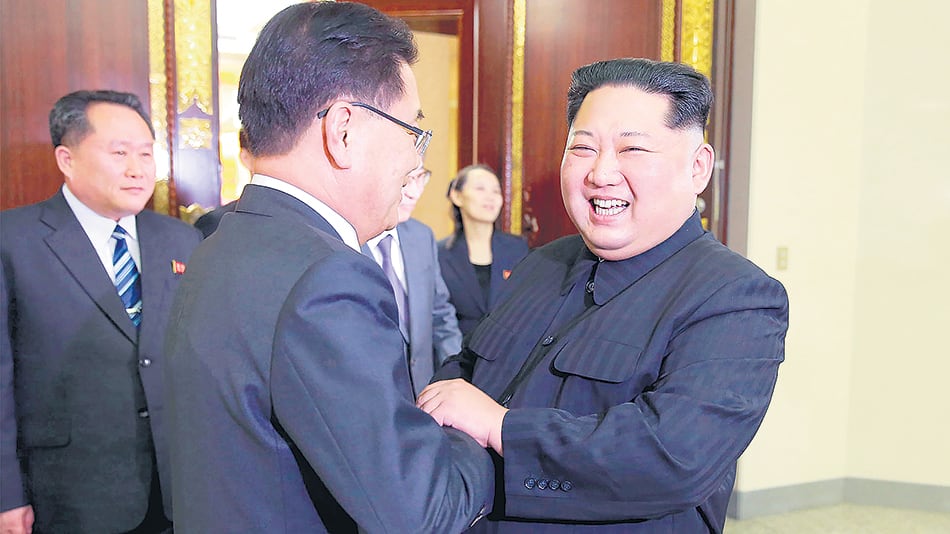 Miembros de la delegación de Corea del Sur saludan ayer al líder norcoreano Kim Jong-un en Pyongyang.