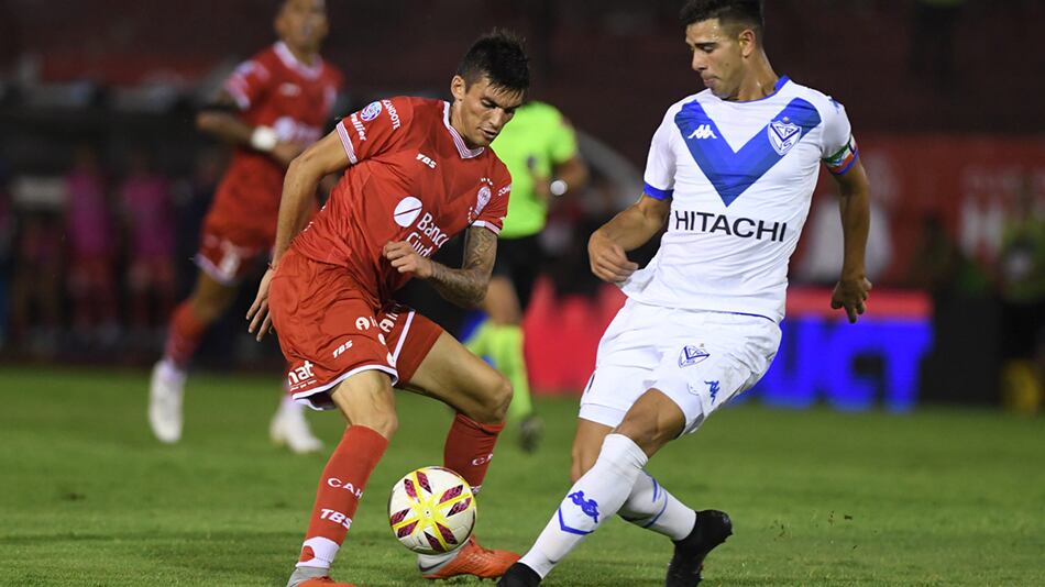 Huracán y Vélez disputaron en el Tomás Ducó un intenso partido que terminó 1-1.