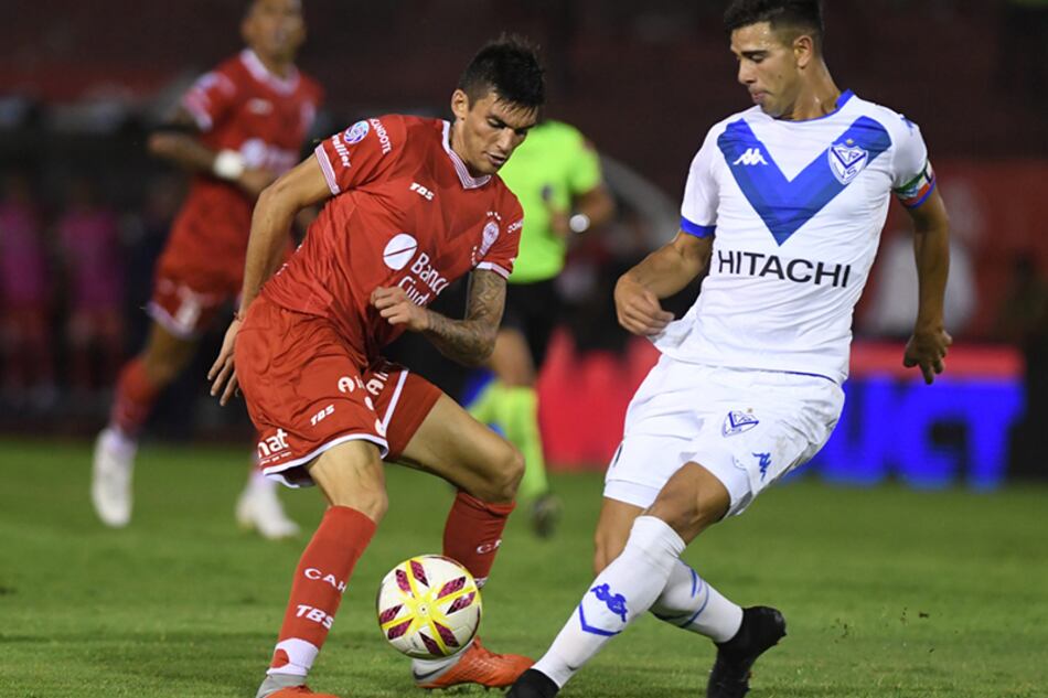 Huracán y Vélez disputaron en el Tomás Ducó un intenso partido que terminó 1-1.