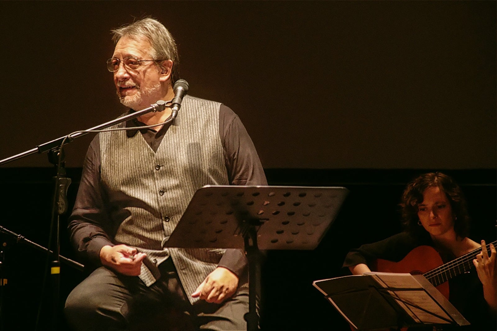 Llopis tuvo una fértil colaboración con el poeta Hamlet Lima Quintana.