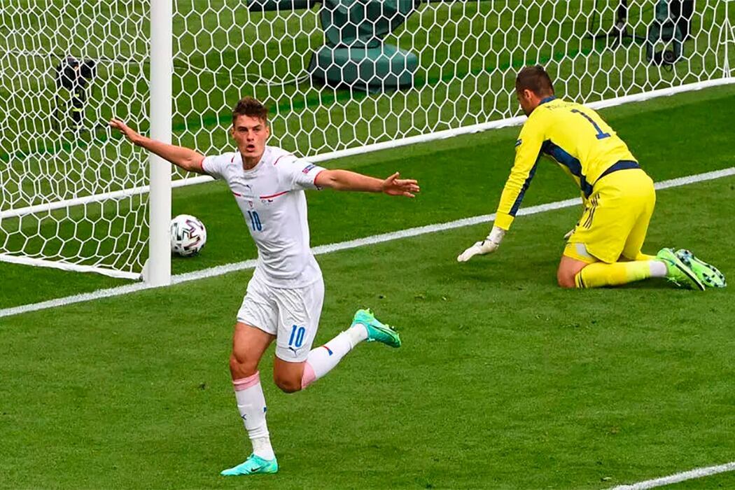 El checo Schick vio adelantado al arquero escocés y la clavó desde 45 metros