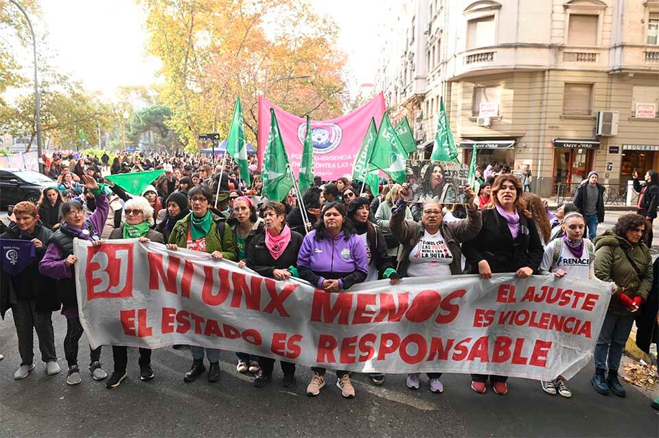 La marcha fue encabezada por un cartel contra el ajuste del gobierno de Milei. 