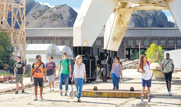 Una escritora parisina de clase media y sus alumnos de clase trabajadora, los personajes del film.