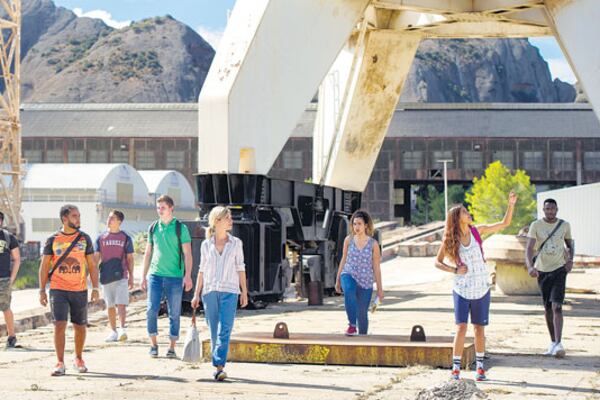 Una escritora parisina de clase media y sus alumnos de clase trabajadora, los personajes del film.