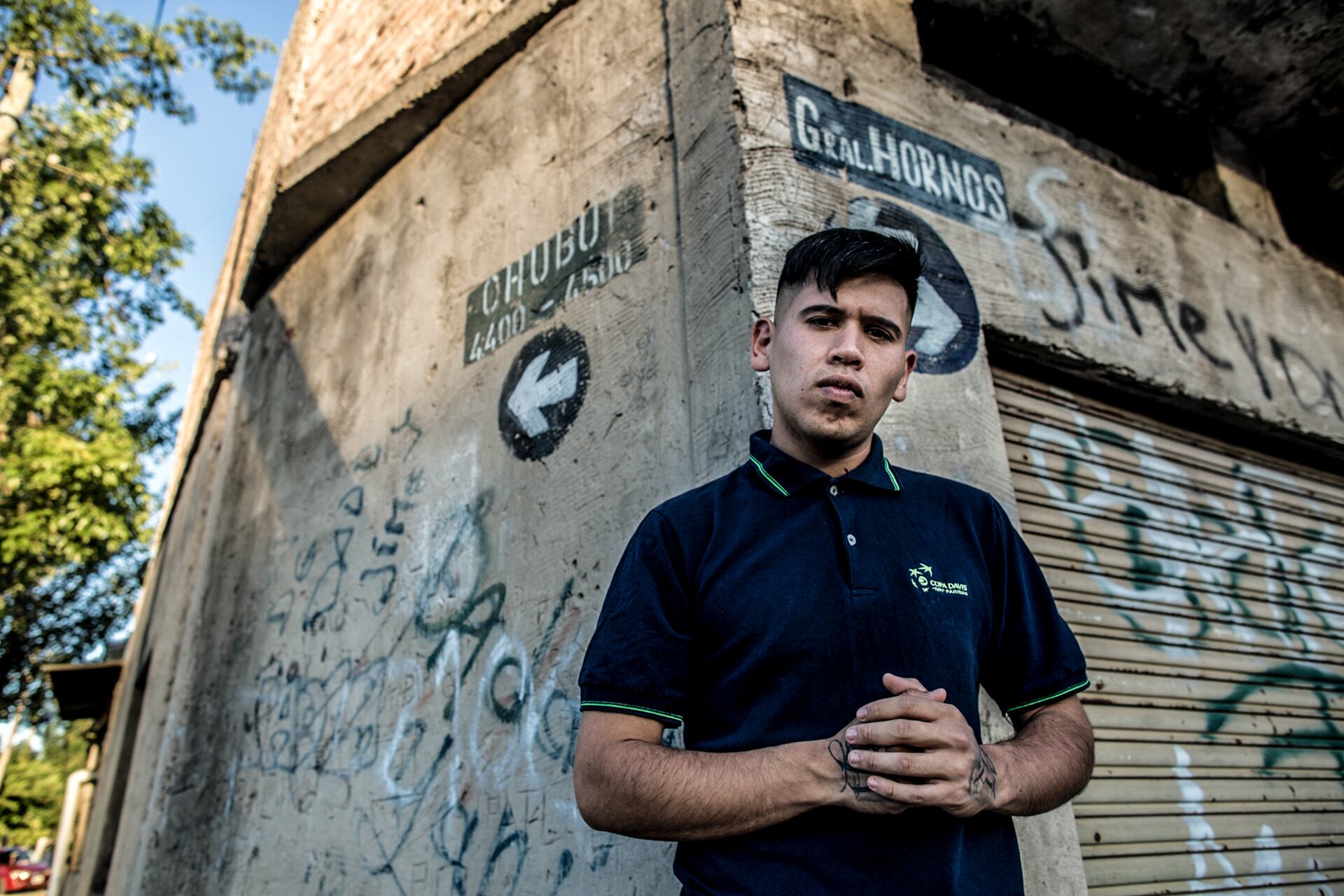 Rayo se tomó las competencias de plaza como escuela y desarrolló un flow intenso que cuenta la vida de lxs pibxs de barrio.