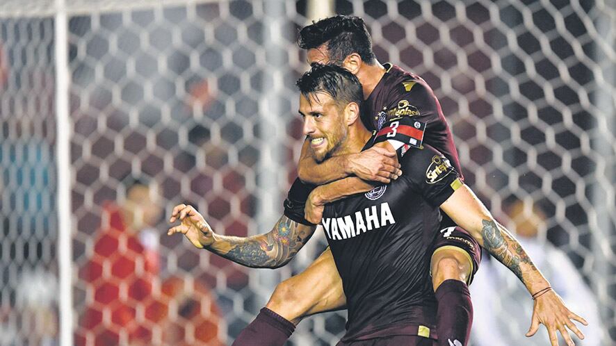 El ex delantero de Rojo Germán Denis marcó el 1-0 de penal.