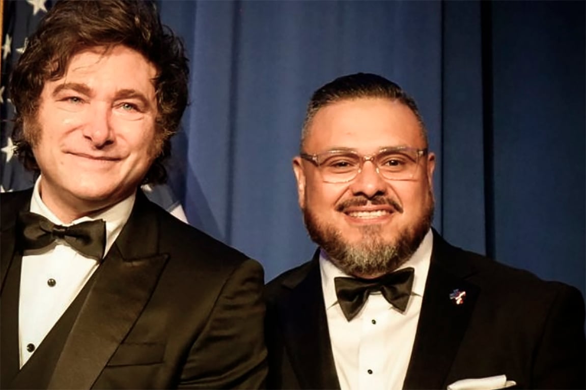 Glenn Parada junto con Milei. 