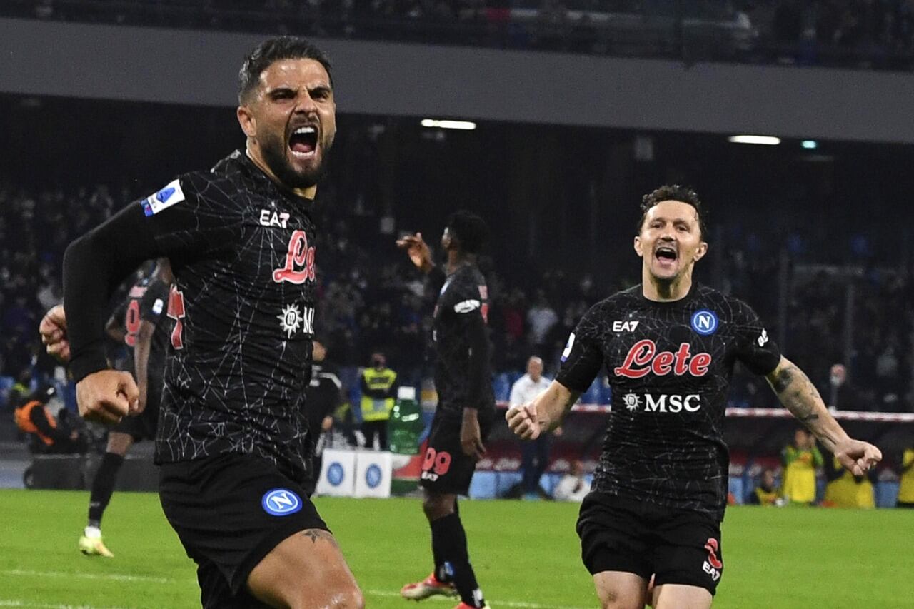 Insigne celebra su doblete en el Napoli ante Bologna