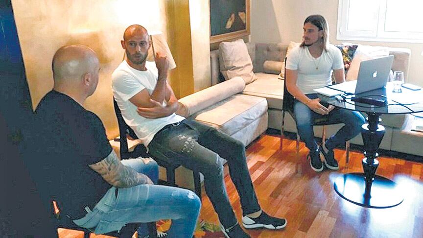 Sampaoli, Mascherano y su ayudante Beccacece, en plena reunión.