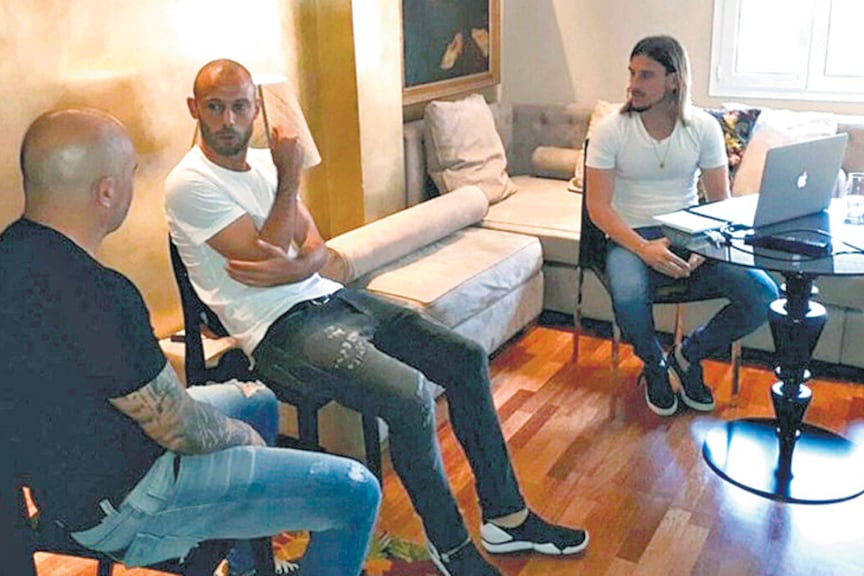 Sampaoli, Mascherano y su ayudante Beccacece, en plena reunión.
