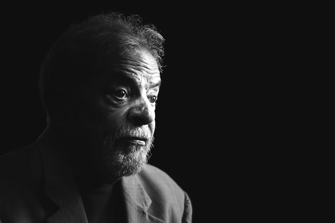 Simpatizantes de Lula exigen la liberación del líder del PT frente al Ministerio de Justicia.