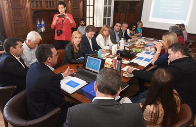 Ediles oficialistas y opositores escucharon a Asegurado en el Salón de los Acuerdos.