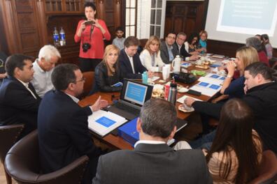 Ediles oficialistas y opositores escucharon a Asegurado en el Salón de los Acuerdos.